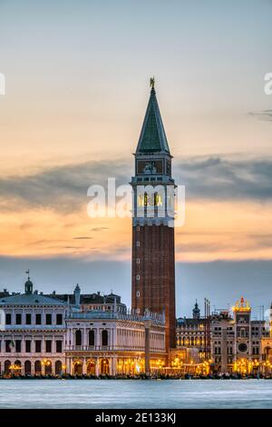 Vue sur la Piazza San Marco à Venise après le coucher du soleil avec Le célèbre Campanile Banque D'Images