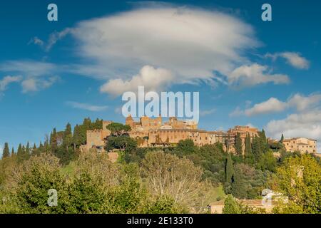 Vue panoramique de Certaldo alto éclairée par le soleil de la fin de l'après-midi, sur un beau ciel, Toscane, Italie Banque D'Images