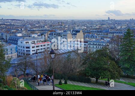 PARIS, FRANCE -20 DEC 2020- vue paysage des toits de Paris vue depuis la colline de Montmartre dans le 18ème arrondissement de Paris, France. Banque D'Images