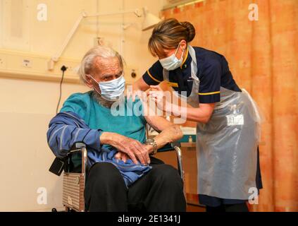 Trevor Cowlett, 88 ans, reçoit le vaccin COVID-19 de l'université d'Oxford/AstraZeneca de l'infirmière Sam Foster de l'hôpital Churchill d'Oxford, alors que le NHS augmente son programme de vaccination avec 530,000 doses du nouveau jab approuvé disponibles pour être mis en service dans tout le Royaume-Uni. Banque D'Images