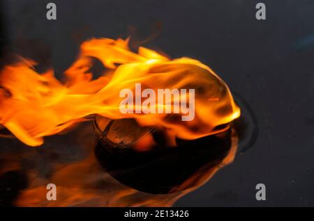 Gravure de la souris d'un ordinateur sans fil sur une table noire. Gros plan d'un ordinateur portable ou d'un dispositif de commande informatique en cas d'incendie. Concept de sécurité incendie. Banque D'Images