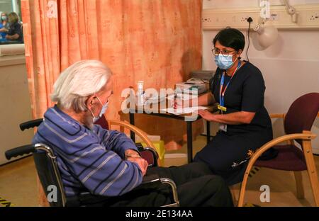 Trevor Cowlett, 88 ans, s'entretient avec le professeur Meghana Pandit, médecin-chef du Oxford University NHS Trust, Avant de recevoir le vaccin COVID-19 de l'Université d'Oxford/AstraZeneca à l'hôpital Churchill d'Oxford, le NHS augmente son programme de vaccination avec 530,000 doses du nouveau jab approuvé disponibles pour le déploiement dans tout le Royaume-Uni. Banque D'Images