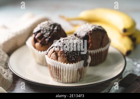 Gros plan sur les gâteaux de muffin au chocolat avec de la banane dans un plaque sur la table Banque D'Images