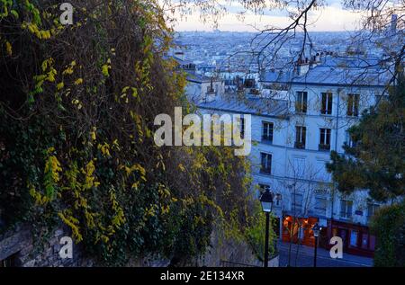 PARIS, FRANCE -20 DEC 2020- vue paysage des toits de Paris vue depuis la colline de Montmartre dans le 18ème arrondissement de Paris, France. Banque D'Images