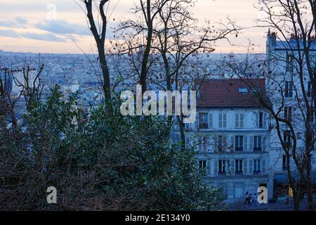 PARIS, FRANCE -20 DEC 2020- vue paysage des toits de Paris vue depuis la colline de Montmartre dans le 18ème arrondissement de Paris, France. Banque D'Images