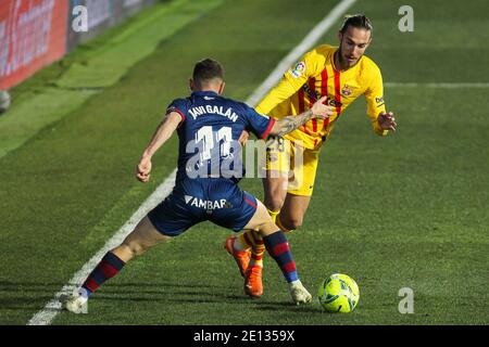 Javi Galan de SD Huesca et Oscar Mingueza de FC Barcelone pendant le championnat d'Espagne la Liga match de football entre SD Huesca et / LM Banque D'Images