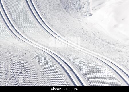 De belles pistes de ski de fond dans la neige en hiver dans les Alpes (Filzmoos, comté de Salzbourg, Autriche) Banque D'Images