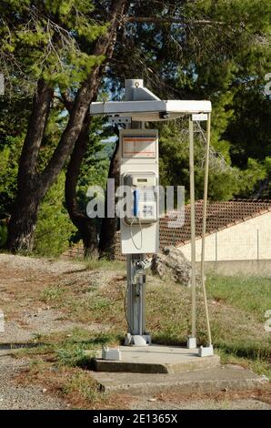 Téléphone vandalisé, kiosque téléphonique, kiosque, pupitre d'appel, pupitre d'appel public, kiosque téléphonique ou téléphone payant France Banque D'Images