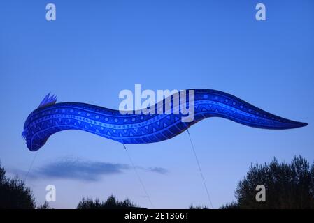 Ballon monstre au crépuscule survolant Aix-en-Provence au printemps Carnaval d'Aix-en-Provence Provence Provence France Banque D'Images