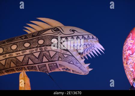 Monster Balloon ou Dragon à Dusk survolant Aix-en-Provence Pendant le Carnaval de printemps d'Aix-en-Provence Provence France Banque D'Images