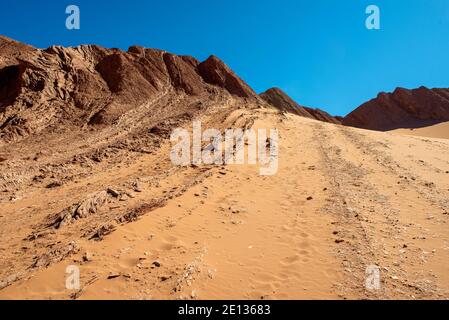 Dunes de sable dans le désert de Puna de l'Argentine, montagnes des Andes Banque D'Images