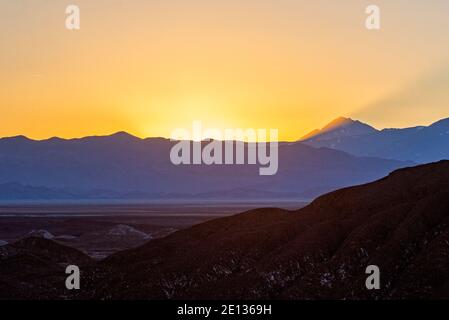 Coucher de soleil sur la montagne des Andes dans le désert de la Puna à Tolar Grande, province de Salta, Argentine Banque D'Images