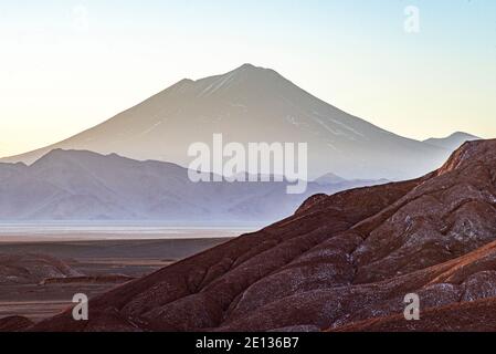 Coucher de soleil sur la montagne des Andes dans le désert de la Puna à Tolar Grande, province de Salta, Argentine Banque D'Images