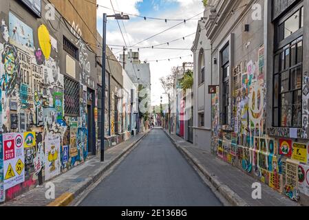 Art mural dans une rue étroite dans le district de Palermo Viejo, ville de Buenos Aires, Argentine, Amérique du Sud. Palerme est célèbre pour ses graffitis et sa galerie d'art Banque D'Images