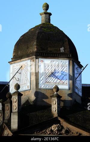 Coupole et cadran solaire sur la porte d'honneur à Gonville et Caius College, université de cambridge, Angleterre. Banque D'Images