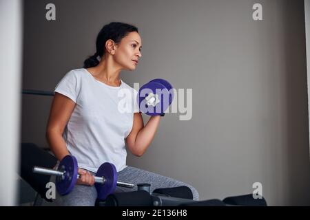 Femme bodybuilder professionnelle effectuant un exercice de force Banque D'Images