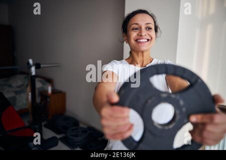 Femme en forme de joyous effectuant un exercice de force Banque D'Images