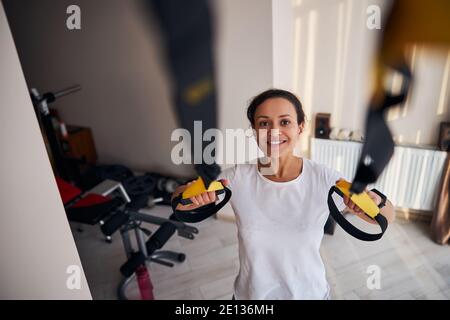 Jeune athlète gaie faisant un entraînement de résistance Banque D'Images