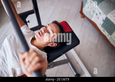 Athlète professionnel levant la barbell à la salle de gym Banque D'Images