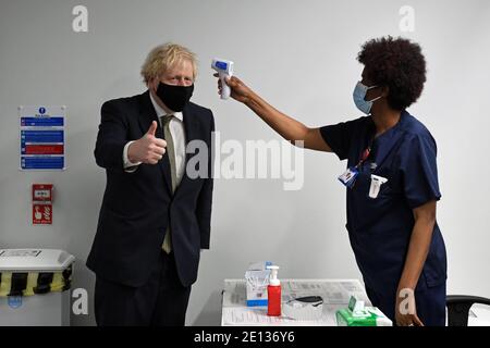 Le Premier ministre Boris Johnson donne un pouce alors qu'il a vérifié sa température lors d'une visite à l'hôpital Chase Farm dans le nord de Londres, Le jour où le NHS augmente son programme de vaccination avec 530,000 doses du nouveau vaccin Covid-19 d'Oxford/AstraZeneca, disponible pour le déploiement au Royaume-Uni.
