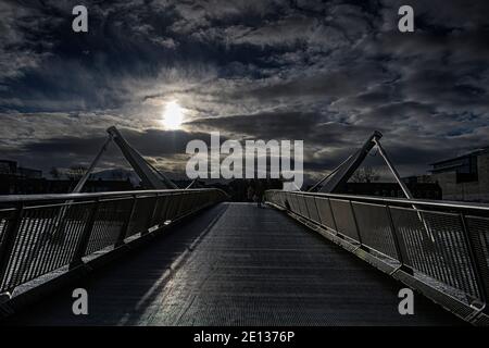 Le pont Sean O'Casey traverse la rivière Liffey, Dublin, Irlande Banque D'Images