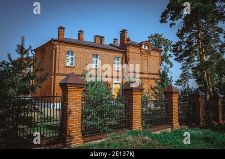 Maison en brique rouge au milieu des arbres dans la ville-île de Sviyazhsk, Tatarstan Banque D'Images