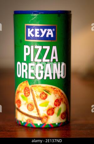 Gros plan d'une bouteille d'origan à pizza Keya. Banque D'Images