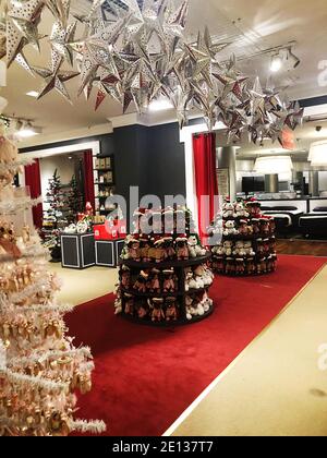 NEW-YORK,UAS DÉCEMBRE 05,2020: La veille de Noël décoré peluche magasin de jouets Banque D'Images