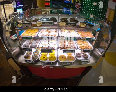 Assortiment de beignets sur un refroidisseur en verre au magasin Krispy Kreme de VR Mall. Banque D'Images