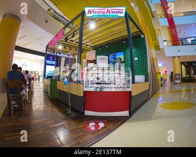 Le magasin Krispy Kreme du VR Mall propose un menu comprenant une variété de pâtisseries et de boissons. Banque D'Images