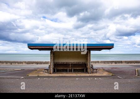 Refuge en bord de mer sur la promenade de Llandudno pays de Galles UKbritish Banque D'Images