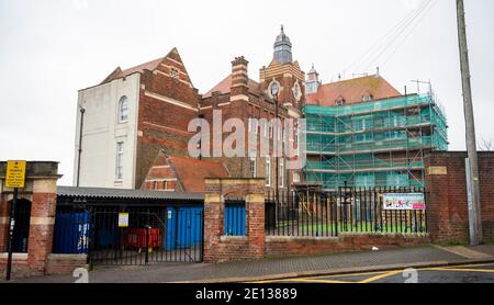 Brighton UK 4 janvier 2021 - c'est calme à l'extérieur de l'école primaire St Luke à Brighton après que le conseil municipal de Brighton & Hove a conseillé aux écoles primaires de la ville de rester fermées et de passer à l'apprentissage en ligne à distance jusqu'au 18 janvier : Credit Simon Dack / Alay Live News Banque D'Images