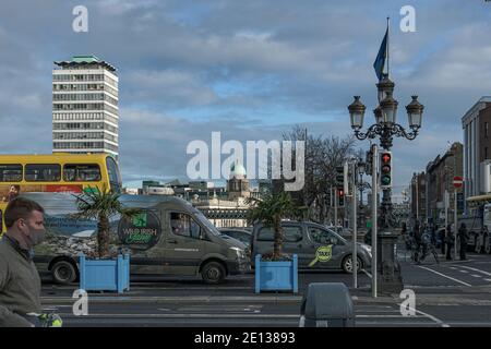 Trafic au pont O’Connell. Dublin. Irlande. Banque D'Images