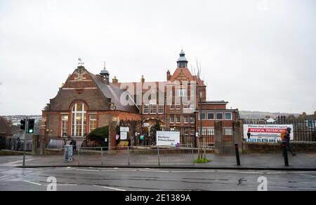 Brighton UK 4 janvier 2021 - c'est calme à l'extérieur de l'école primaire d'Elm Grove à Brighton après que le conseil municipal de Brighton & Hove a conseillé aux écoles primaires de la ville de rester fermées et de passer à l'apprentissage en ligne à distance jusqu'au 18 janvier : Credit Simon Dack / Alay Live News Banque D'Images