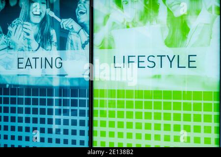 Epsom, Londres, Royaume-Uni, janvier 03 2021, Modern Window Display Artwork promotion Lifestyle and Eating in A Shop Front Banque D'Images