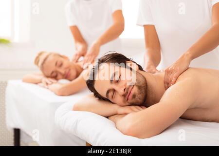 Les conjoints reçoivent un massage du cou et du dos au spa Banque D'Images