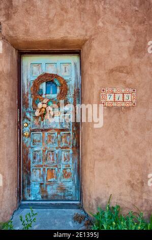 Porte à la maison sur Old Santa Fe Trail (pré-1937 route 66), Santa Fe, Nouveau-Mexique, Etats-Unis Banque D'Images