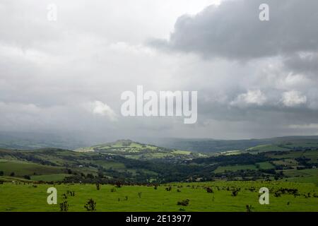 Des nuages orageux traversent Black Hill et Whaley Moor en été Près de Disley Cheshire vu de la Gritstone Trail Sponds Hill Lyme Handley Cheshire Banque D'Images