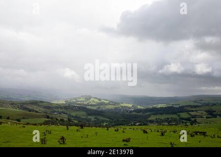 Des nuages orageux traversent Black Hill et Whaley Moor en été Près de Disley Cheshire vu de la Gritstone Trail Sponds Hill Lyme Handley Cheshire Banque D'Images