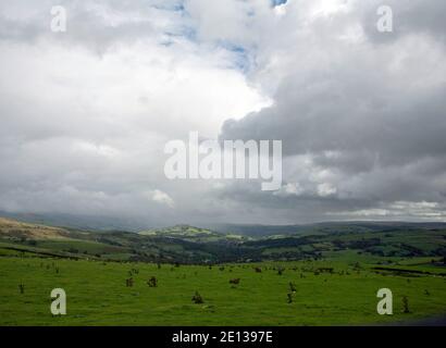 Des nuages orageux traversent Black Hill et Whaley Moor en été Près de Disley Cheshire vu de la Gritstone Trail Sponds Hill Lyme Handley Cheshire Banque D'Images