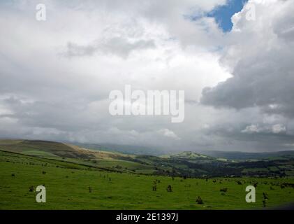 Des nuages orageux traversent Black Hill et Whaley Moor en été Près de Disley Cheshire vu de la Gritstone Trail Sponds Hill Lyme Handley Cheshire Banque D'Images