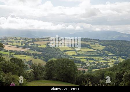 Nuages de tempête passant à travers les montagnes le long de la vallée de Conwy Snowdonia un matin d'été près du village de Eglwysbach Conwy Nord du pays de Galles Banque D'Images