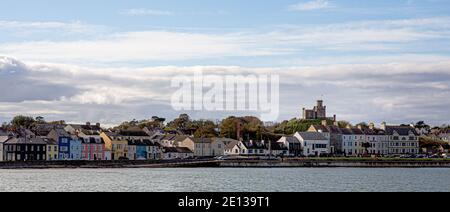 En regardant vers Donaghadee montrant le Moat et les belles maisons colorées. Banque D'Images