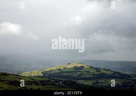 Des nuages orageux traversent Black Hill et Whaley Moor en été Près de Disley Cheshire vu de la Gritstone Trail Sponds Hill Lyme Handley Cheshire Banque D'Images