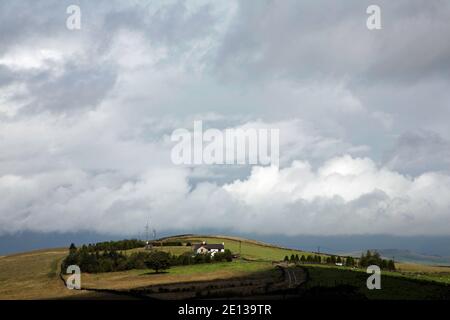 Nuages de tempête passant au-dessus de Bowstonegate Lyme Handley Lyme Park vu Depuis Sponds Hill Cheshire, Angleterre Banque D'Images