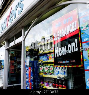 Epsom, Londres, Royaume-Uni, janvier 03 2021, High Street retailer Savers Shop Window Publicité stock Liquidation Vente Banque D'Images