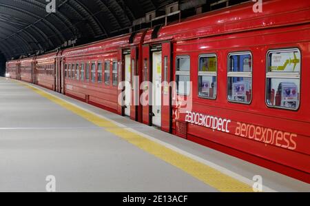 DOMODEDOVO, RUSSIE, 28 JUILLET 2017 train électrique ED4M de la société Aeroexpress sur la plate-forme de la gare Domodedovo Banque D'Images