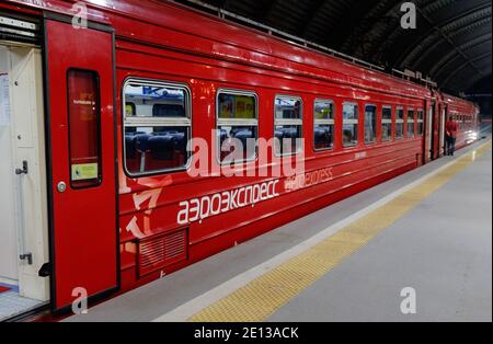 DOMODEDOVO, RUSSIE, 28 JUILLET 2017 train électrique ED4M de la société Aeroexpress sur la plate-forme de la gare Domodedovo Banque D'Images