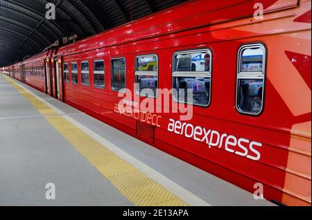 DOMODEDOVO, RUSSIE, 28 JUILLET 2017 train électrique ED4M de la société Aeroexpress sur la plate-forme de la gare Domodedovo Banque D'Images