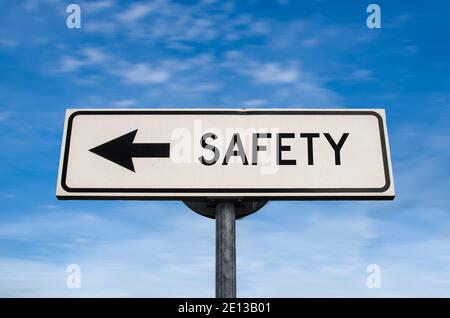 Signalisation routière de sécurité, flèche sur fond bleu ciel. Panneau de route vierge à sens unique avec espace de copie. Flèche sur un poteau pointant dans une direction. Banque D'Images